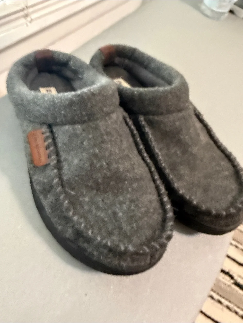 Dearfoams Sz 7-8 Gray Felt Slip-On Moccasin with Brown Leather Tag